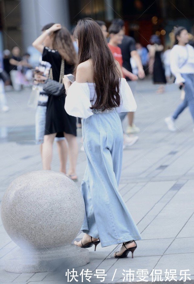 白色抹胸装搭配泡泡袖，装嫩能力一流，搭配上宽松牛仔裤休闲时尚