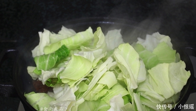 春季多吃此菜，提高免疫力，防便秘更苗条，大厨说：手撕才正确