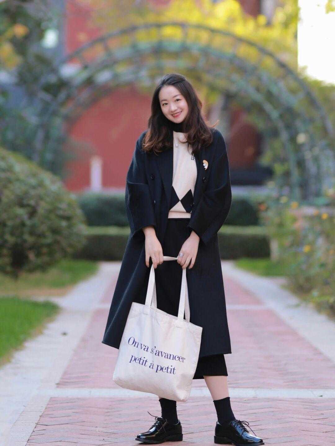 大衣 中年女性别乱穿衣，用大衣搭配这几件下装，精致显瘦又减龄