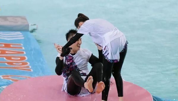 黄景瑜|李沁击掌时差点滑倒,黄景瑜下意识去扶,动作微妙到连头都不敢抬