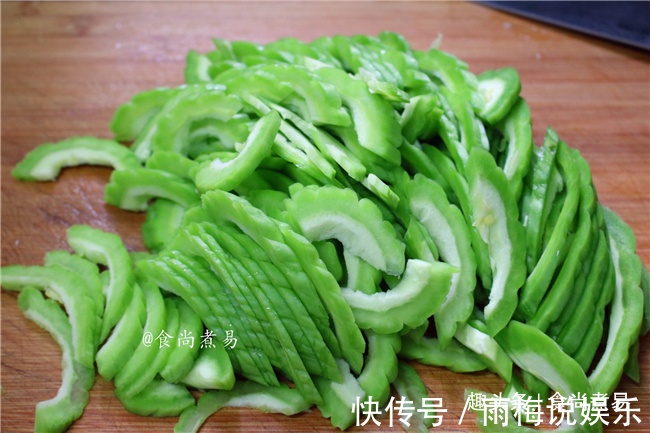 苦瓜这食材,很多人不爱,这样炒,软嫩甘甜,清热解毒减脂肪