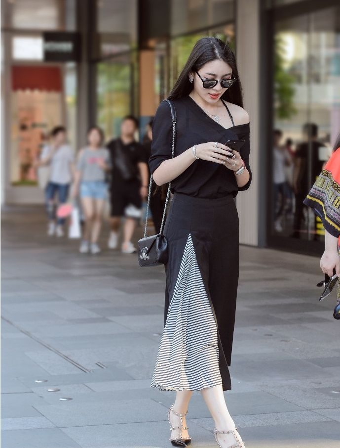 街拍：美女黑色大T恤搭配短裤，身材娇小可人，唯美大气