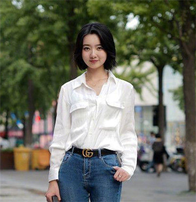 街拍小姐姐白色衬衣配紧身牛仔,清新甜美,文艺范十足