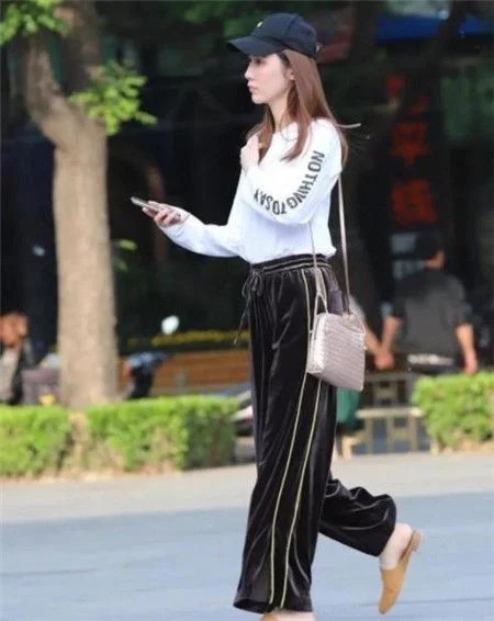 街拍:美女穿黑色镂空修身裙,体态轻盈,烈焰红唇尽显女王范