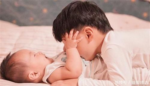 道德绑架|哥哥第一次听3个月大妹妹叫自己,激动瞪大眼睛直鼓掌,萌化了