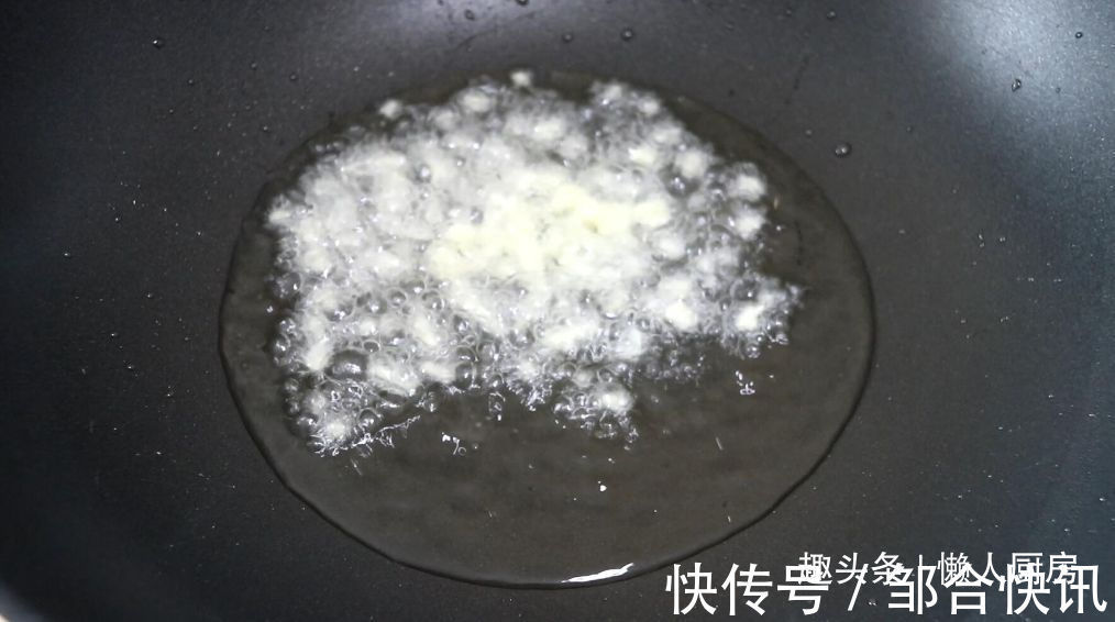 不需要腌制，不加淀粉，教你香辣鸡胸肉的做法，鸡肉干香有嚼劲