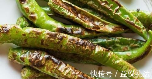 虎皮青椒|虎皮青椒，直接倒油就错了，教你正确做法，青椒个个起皮还入味