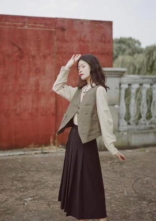 又到了穿马甲的季节，学会这几个搭配思路，时髦百搭显气质