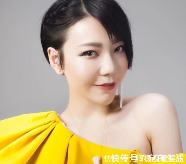 她走红后就膨胀，穿袜子要4个人伺候，从上亿代言费沦落县城卖唱