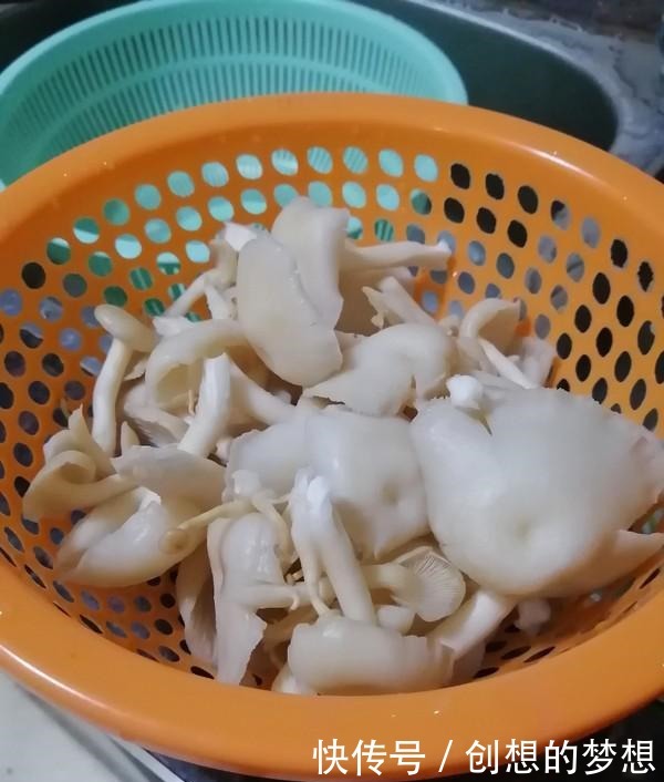 医生不会告诉你,它是强碱食物,补血还防脱发,上了年纪要多吃!