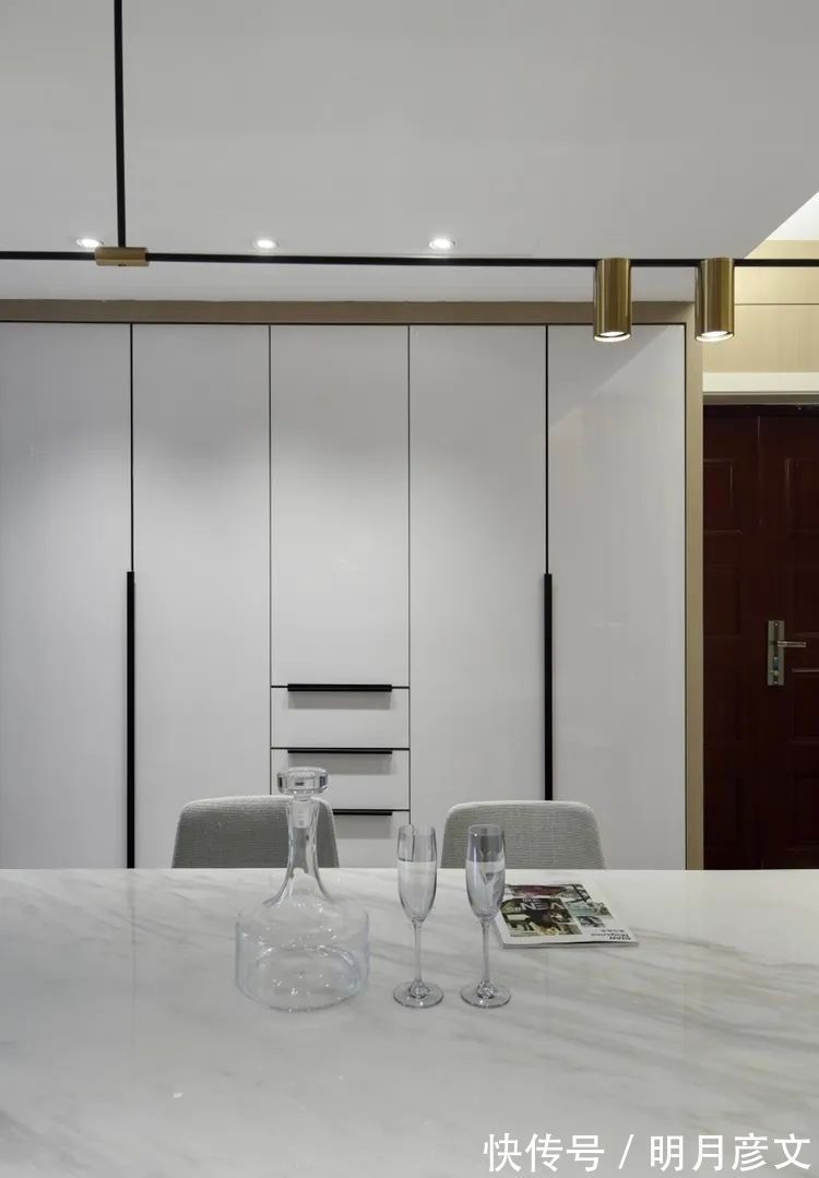 黑白配|100㎡现代简约,自然舒适木质感,结合时尚的黑白配,高级端庄