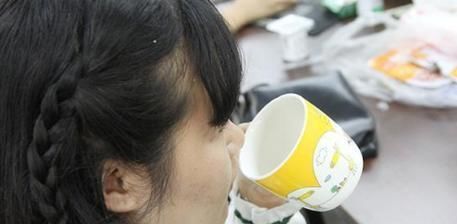 肝脏好不好，低头看看脚！若没3种“迹象”，肝