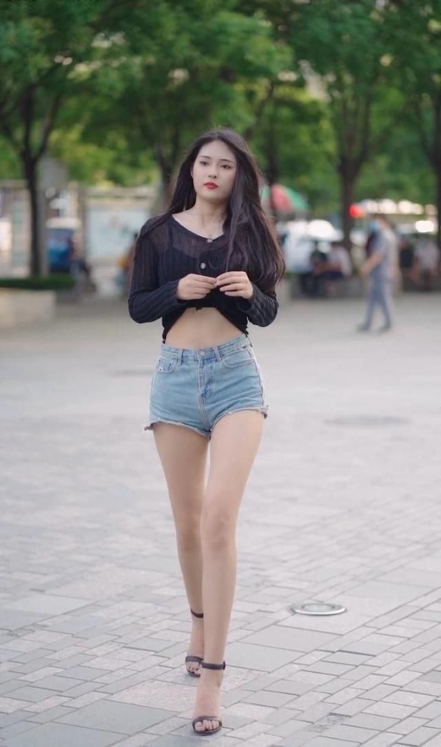 与众不同|街拍身穿透视外套的小姐姐,心机搭配超短裤,秀出迷人大长腿