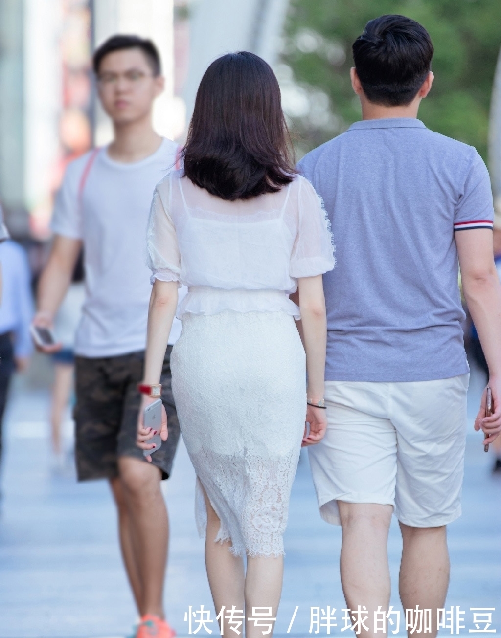 气质女生选择蕾丝裙穿搭，过膝的款式温婉含蓄，大方又好看