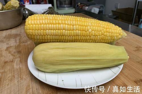 煮玉米,最忌直接冷水下锅煮!再加这两样,玉米清甜软糯吃不腻