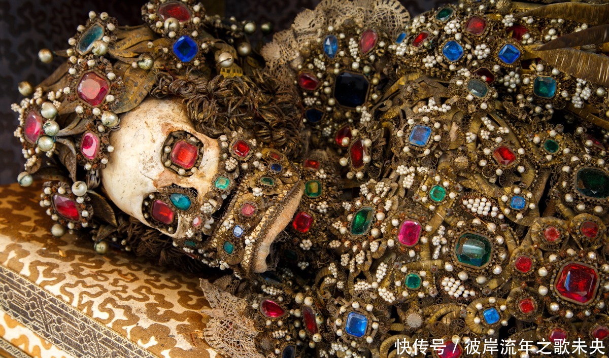 实拍陪葬的金银珠宝和骸骨合为一体,难以分开,太珍贵了!