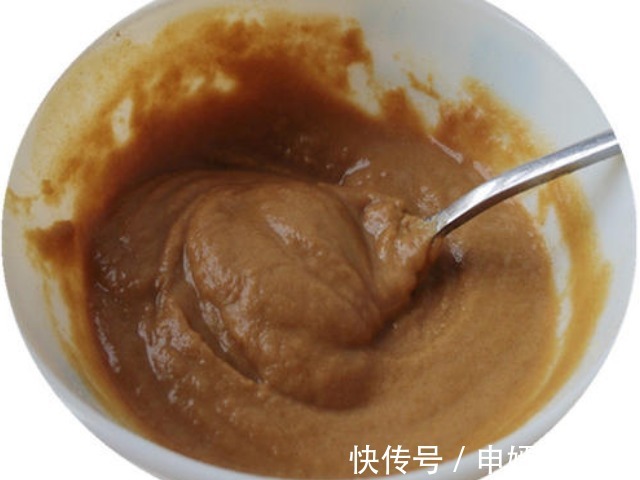 把面粉炒一下,竟成了一味药!补血、瘦身、暖宫又护发,女人都爱