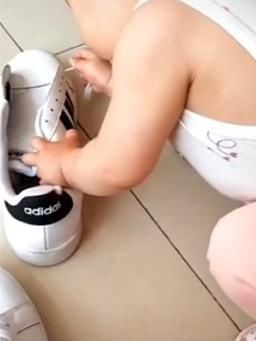 鞋带|爸爸在家带娃,半个小时没声音,妈妈推门一看,哭笑不得