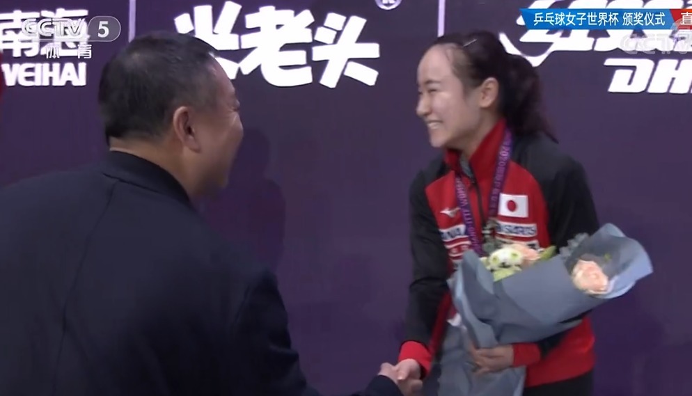 刘国梁|伊藤美诚在领奖台疯狂抢戏!获刘国梁主动颁奖,秒变迷妹笑开花