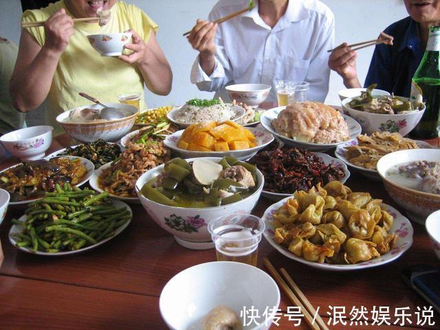 马卡连柯|“妈妈,菜里有一根头发”,两位妈妈不同的做法,情商立见高下