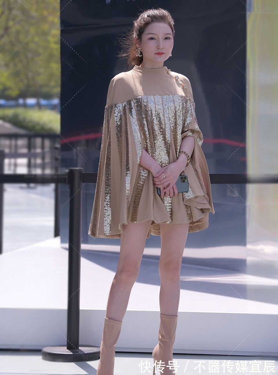 卡其色 时髦的穿搭,斗篷套装,穿出了初秋的唯美,清新时尚又优雅