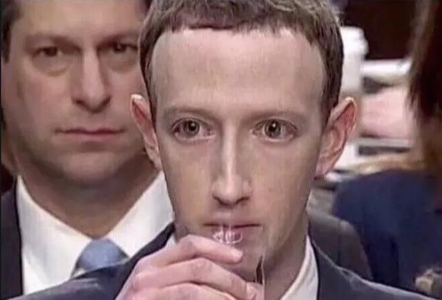 人类|前世界首富扎克伯格,机械式喝水,面部僵硬,被传不是人类