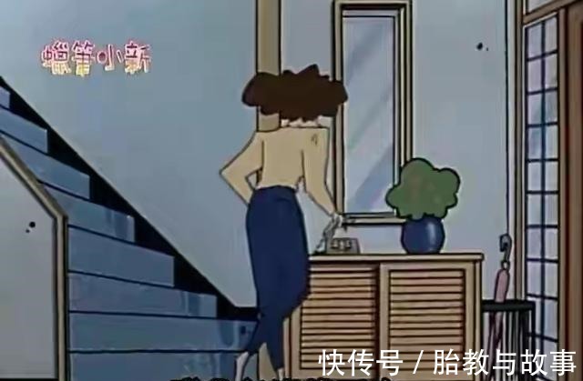 高领衫|《蜡笔小新》原来是部时尚剧，妈妈美伢的主妇穿搭，比你时髦多了！