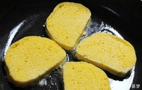  煎馒头片时,别只会傻傻裹鸡蛋多加一点它,香酥可口,不吸油
