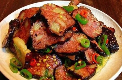 香辣鲜美的开胃家常菜，简单炒制，就能解馋下饭，家人超爱吃！