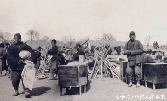 街上|晚清老照片：图三是街上的小贩，图四是两个无家可归的女乞丐