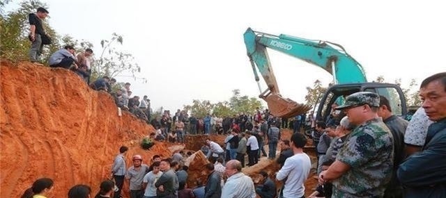 前礁村@祖坟被挖,60岁老人大闹考古现场,专家却说这是历史遗产