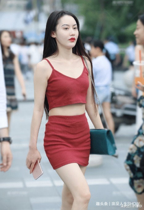 一身红色的穿搭,精致优雅,尽显青春洋溢的气质