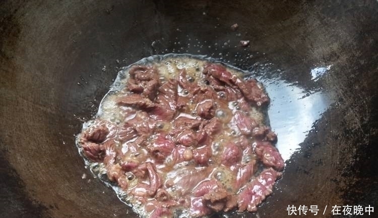 入味|炒牛肉别再加淀粉了!大厨:多加一点它,牛肉爽滑入味,嫩极了!
