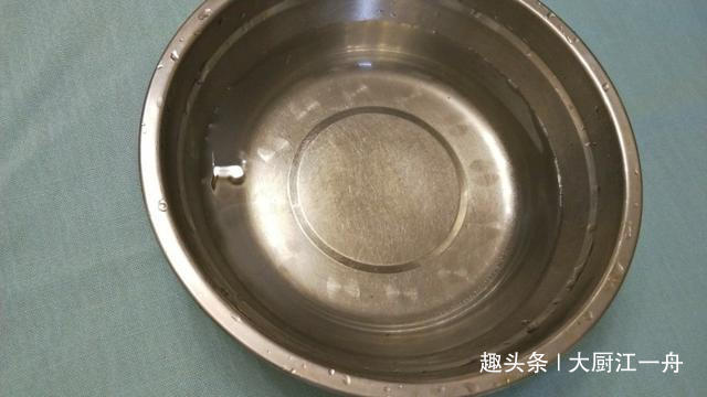 清洗樱桃别用清水冲了,果农大叔教我这样做,农药虫卵自动跑出来