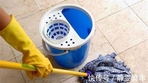 清水|拖地用清水等于白拖，老保姆巧用一个妙招，地板一尘不染