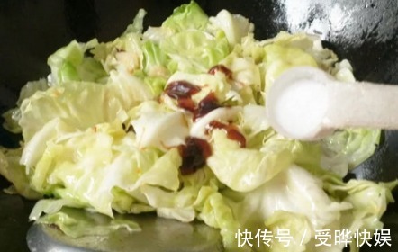 炒包菜时，包菜直接下锅炒就错了！很多人不懂，难怪不好吃