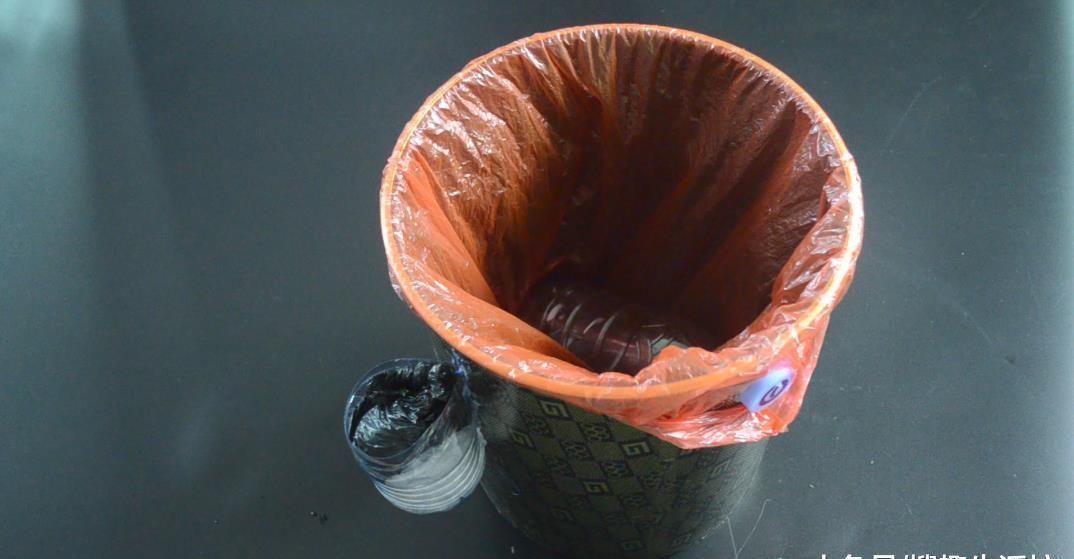 妙用|垃圾桶上粘一个塑料瓶, 一年还能帮家里省不少钱, 可惜知道的人不多