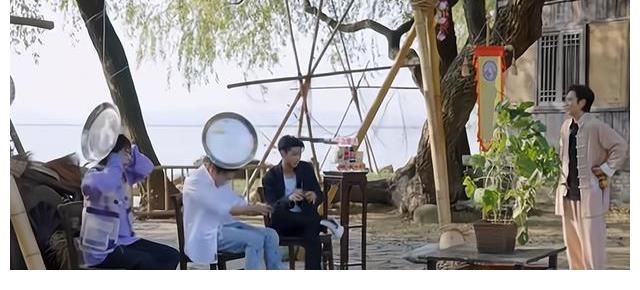 德云社孟鹤堂现身《最后的赢家》,脚踢老秦屁股,师哥欺负师弟了