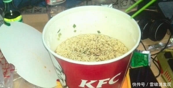 大学生|大学生的“泡面奇葩吃法”,为了能够不洗碗,也真够拼的