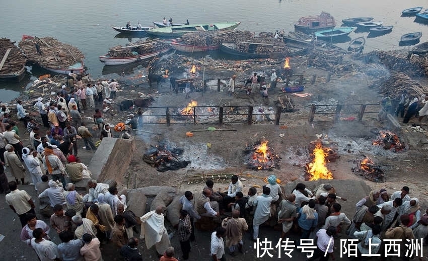 恒河晨浴|余秋雨到印度,看到的“恒河晨浴”让他狂吐不止:这是真实的印度