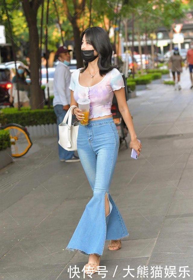 U型领口的短T,搭配“高配”牛仔喇叭裤,清新自然,简单又大方