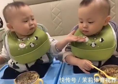 哥哥|“糊涂蛋哥哥”错把饭喂到弟弟嘴里,瞬间慌了“小手一摊”萌化了
