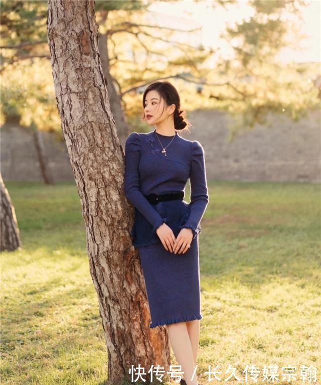 毛衣下面不一定要搭裤子，今年流行“毛衣+半长裙”，气质又高级