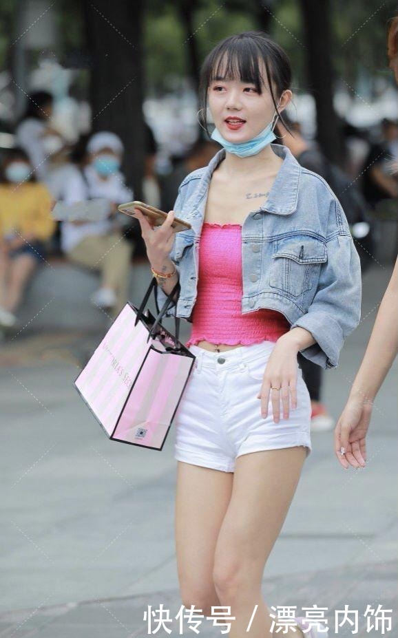 牛仔外套|牛仔裤的隐藏效果与露肩背心相结合，使小女孩更显高