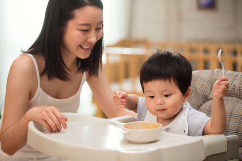 三餐|宝宝1岁后，“以饭为主”还是“以奶为主”三餐该怎么安排