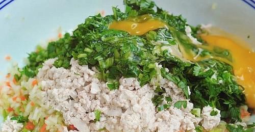 这盘炸丸子怎么吃都不腻,成本不到五块钱,外酥里嫩不吸油,真香