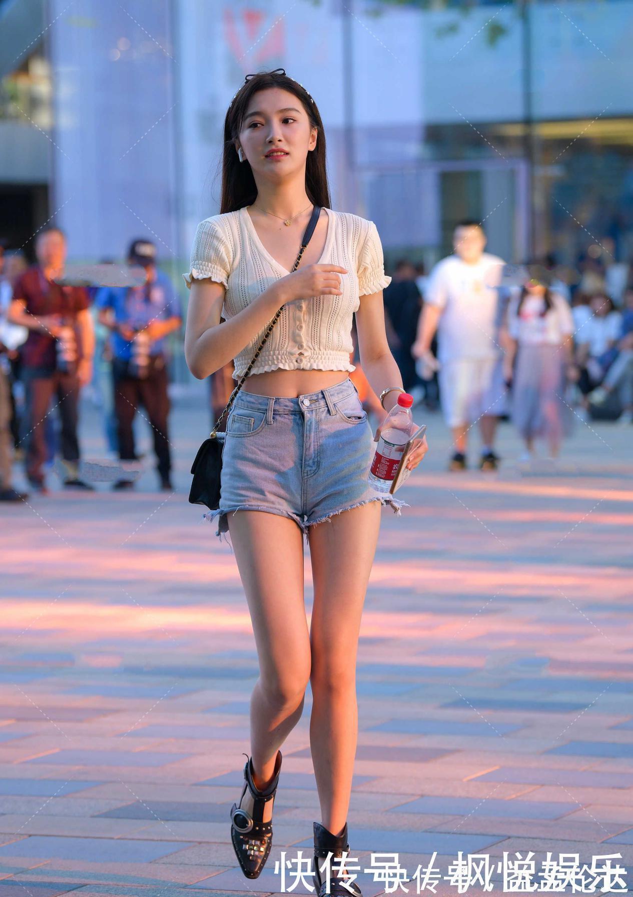 项链 白色针织短袖很温柔,木耳边设计显可爱,搭配牛仔裤显年轻