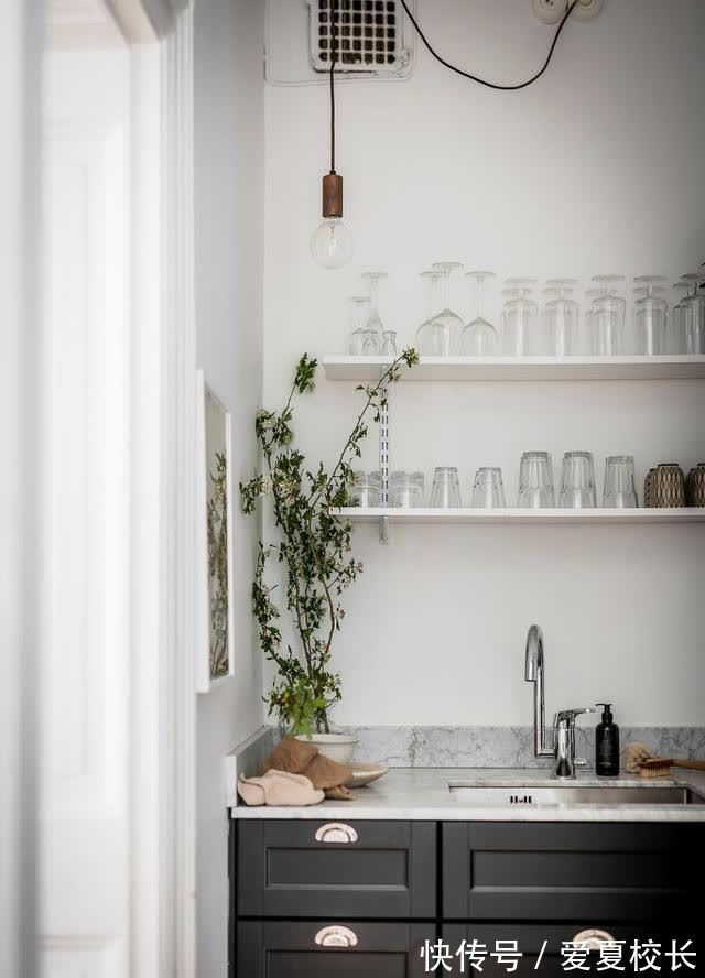 阳台|北京38岁小姐姐的独居生活,34小屋,床直接设计在阳台了