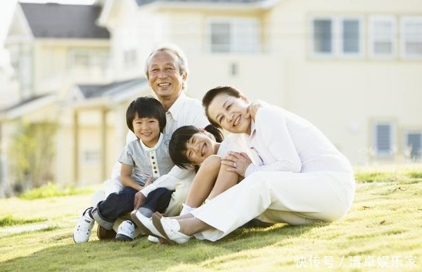 孙子亲还是外孙亲,2个老人说出答案,值得思考