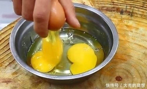 30年大厨教你炒蛋最正宗做法,鸡蛋里别放盐,加它鸡蛋又鲜又嫩滑